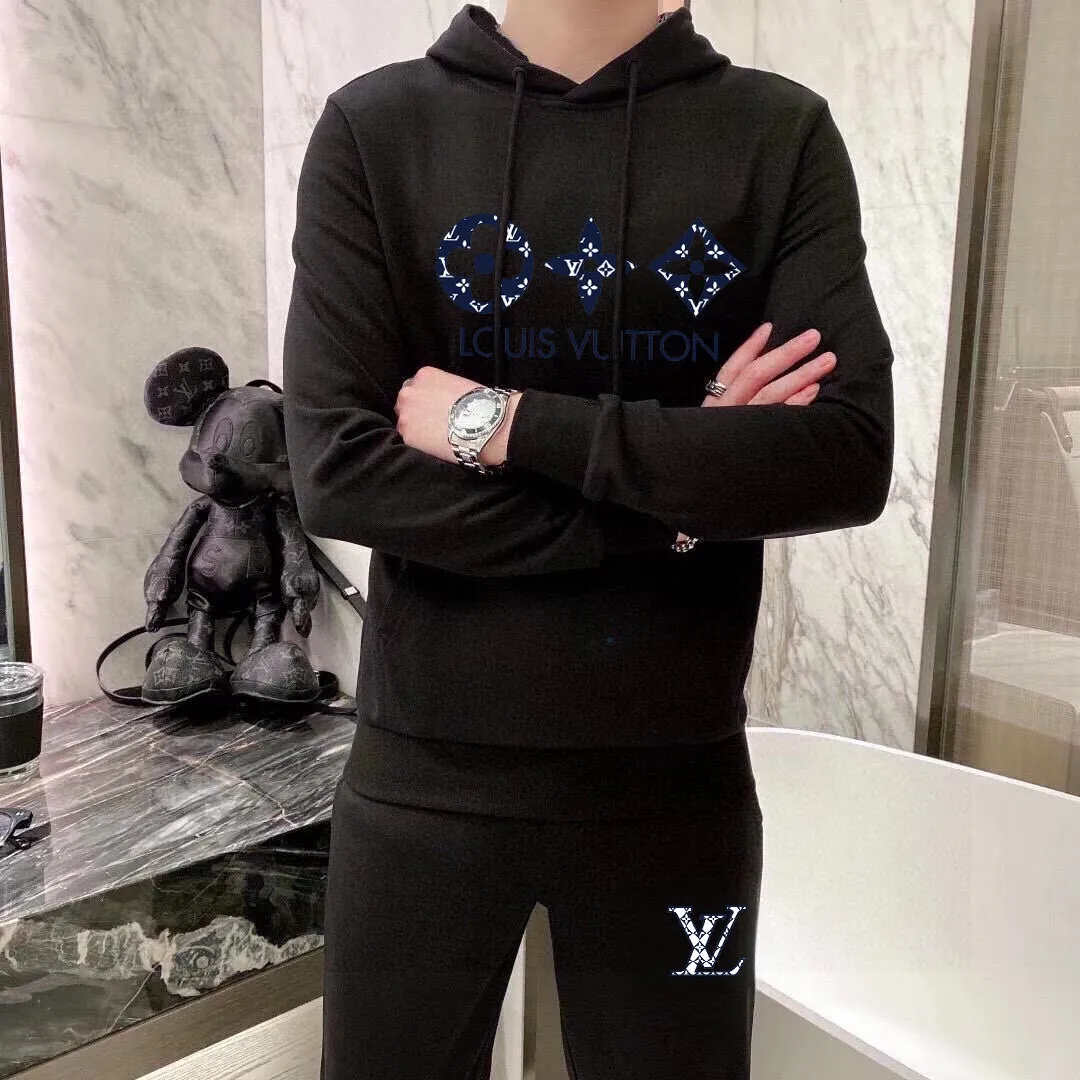 🅿️400 direct batch [LV Louis Vuitton] (Fat Man Gospel) hot-selling suit is coming. Focus on the original version of the official website. 2025 new hot-selling cardigan sweater suit. The original order is the best. 🇭🇰The meticulous work of top designers. Just for a fitting and perfect upper body effect. 100% natural high-quality Roman cotton, close-fitting comfort, noble and elegant! Original hardware embodies elegance and nobility! Counter size: M-5XL (maximum wear up to 220 pounds)
